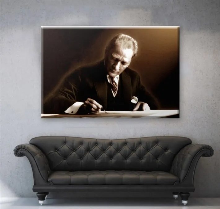 Atatürk'ün Yazı Yazarken Kanvas Tablosu