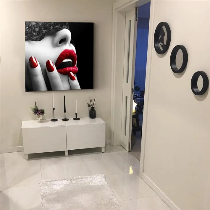 Maskeli Kırmızı Rujlu Kadın Kanvas Tablosu