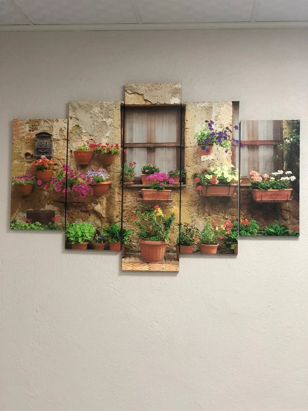 Saksılar ve Çiçekli Pencere Resimli Kanvas Tablo