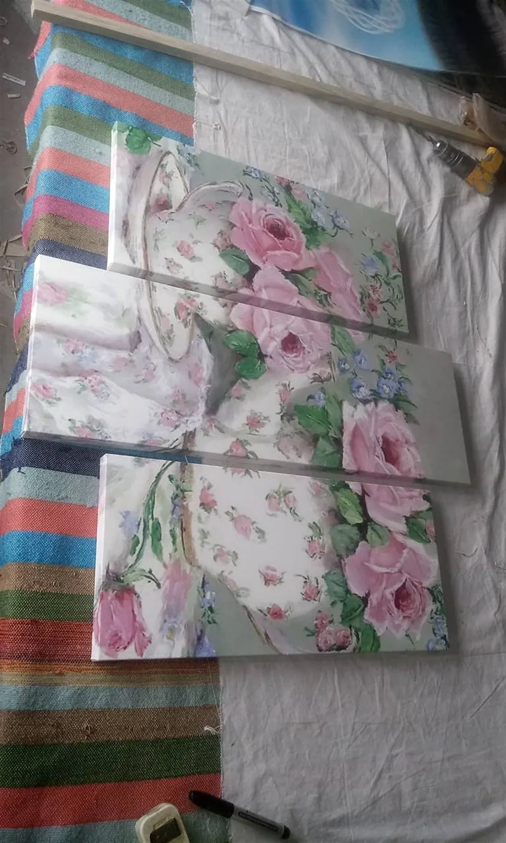 vintage pembe renk ??aydanl??k ve fincan içinde pembe güll?? 3 parça kanvas tablo