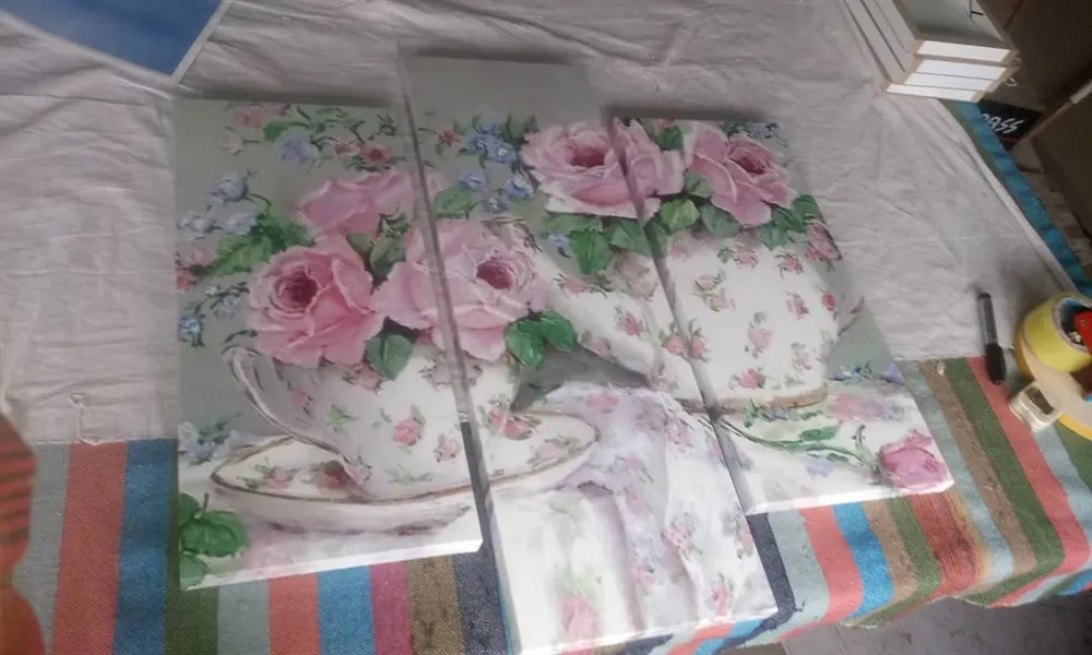 vintage pembe renk ??aydanl??k ve fincan içinde pembe güll?? 3 parça kanvas tablo